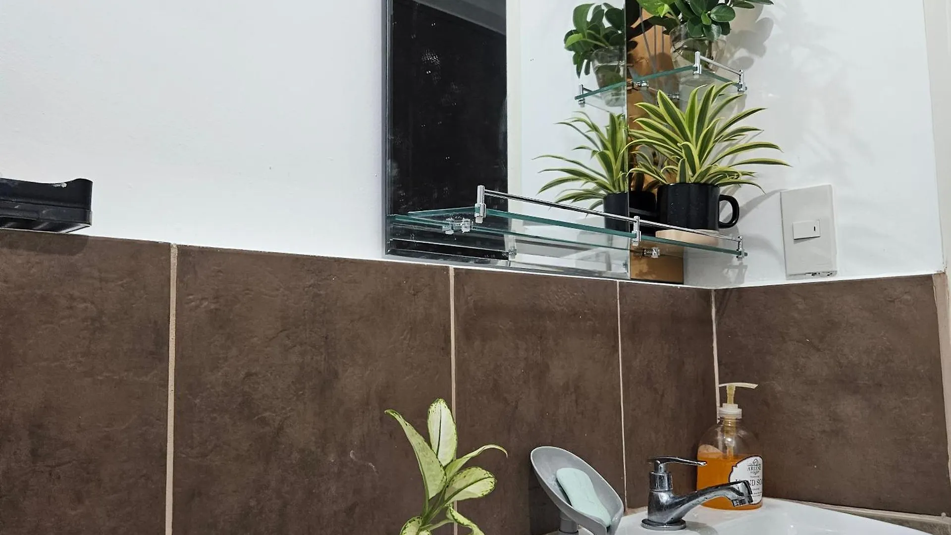 Hotel Mench Staycation Las Pinas